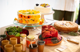 Mesa de cafés e bolos naturais servidos no encontro