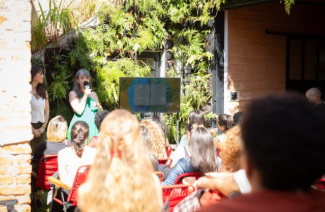 Participantes reunidos no jardim da Casa Terrária