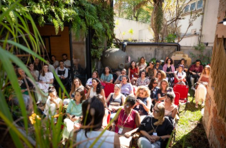 Roda de conversa no jardim da Casa Terrária durante o Café B
