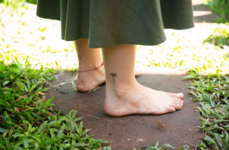 Prática de grounding com os pés na terra