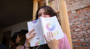 Participante folheando obra de literatura de impacto